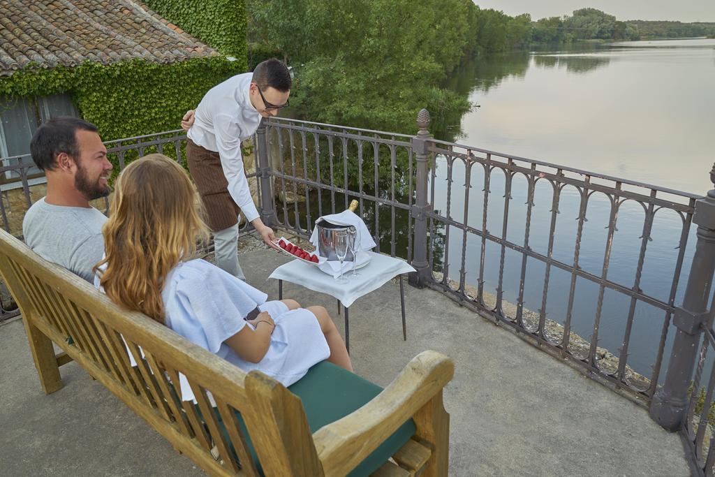 Hacienda Zorita Wine Hotel & Spa Valverdón Εξωτερικό φωτογραφία A butler serving guests at a hotel